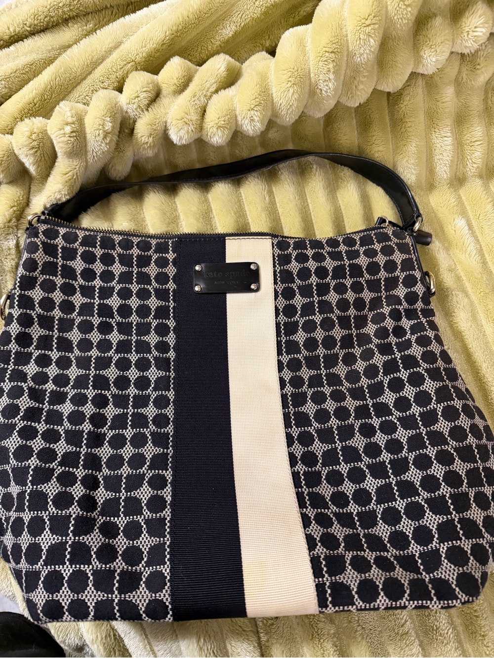 kate spade black and cream patterned shoulder bag with center stripe